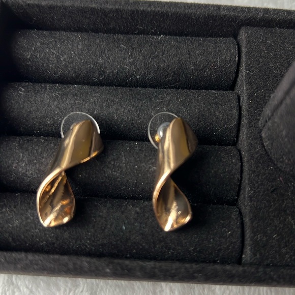 Set of 4 Beautiful Earrings - Picture 5 of 12